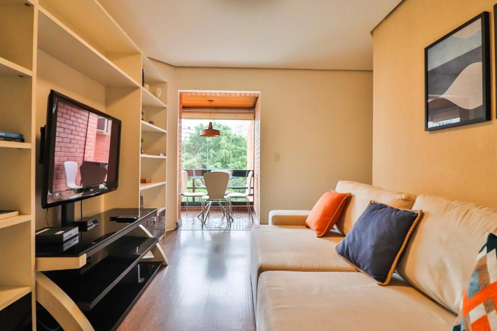 Apartamento com sacada perto da Avenida Faria LIma -Viajando com Livia