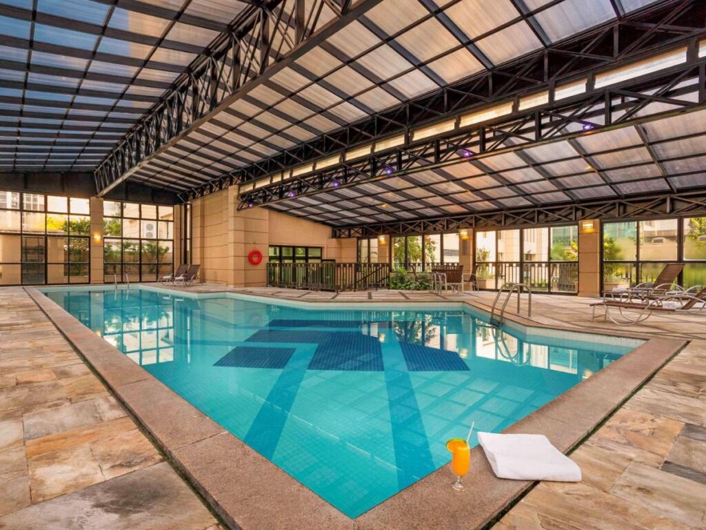 Hotel com piscina coberta em Pinheiros - Viajando com Livia
