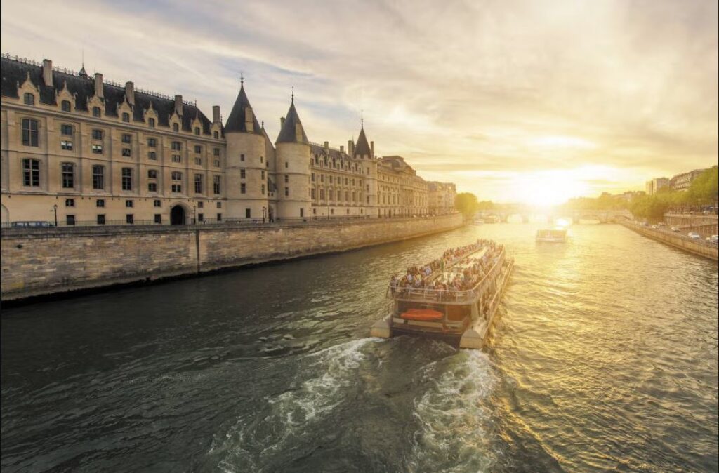 passeio de barco em Paris - Viajando com Lívia