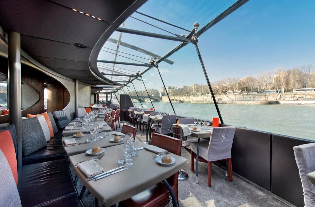 passeio de barco em Paris com almoço - Viajando com Lívia