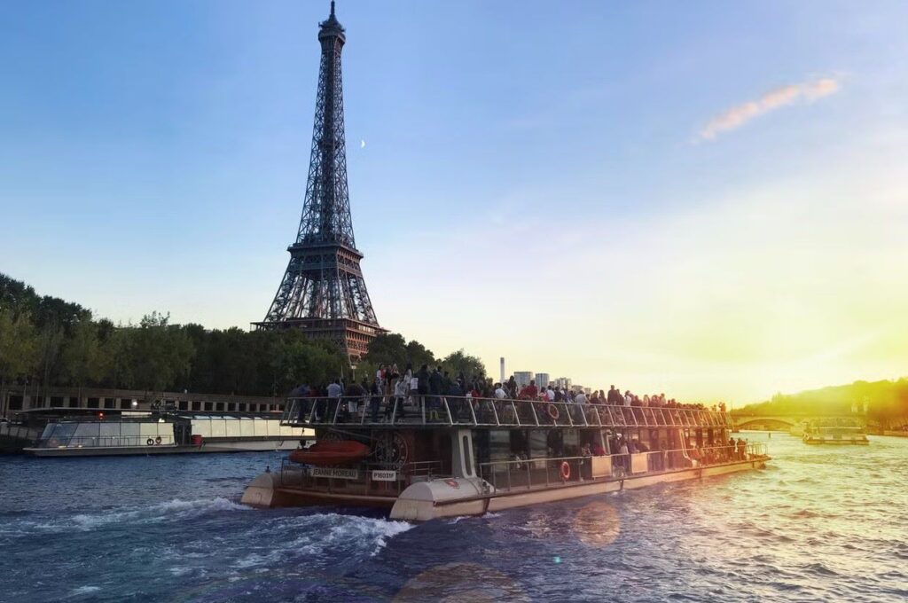 passeio de barco em Paris - Viajando com Lívia