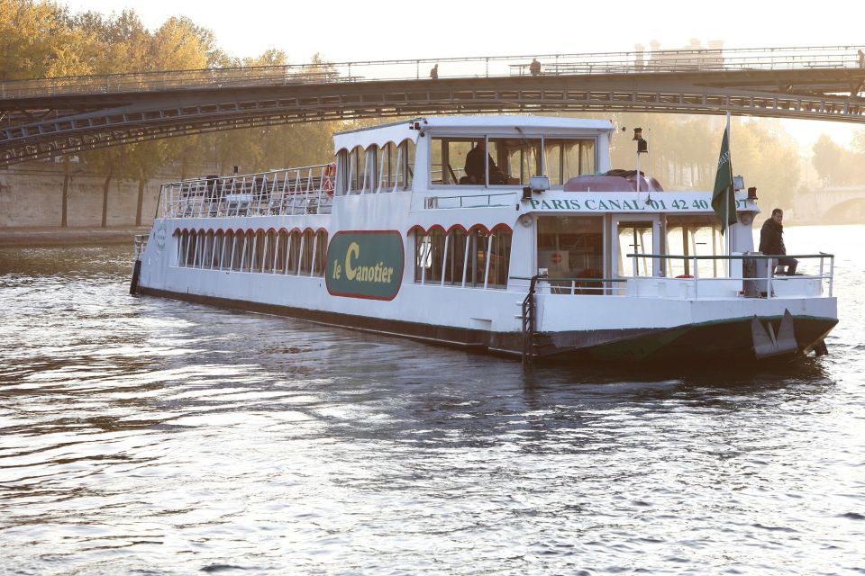 passeio de barco em Paris no rio Sena - Viajando com Lívia