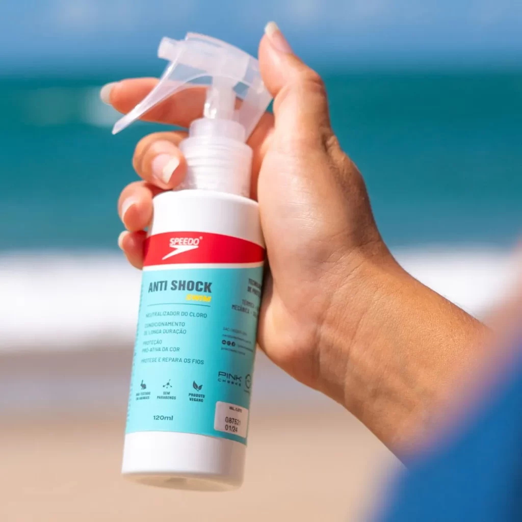 Produto Pink Cheeks sendo exibido na praia