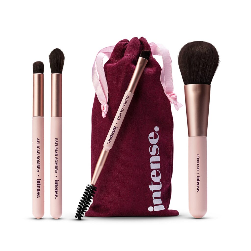 Kit com 4 pincéis para maquiagem e 1 saquinho de tecido. Kit o Boticário Intense Mini Pincéis para Maquiagem é ideal para arrasar na maquiagem e garantir praticidade.