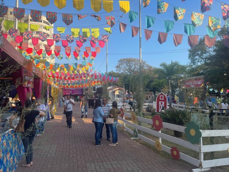 Arraiá das Creches de Itaúna, é uma festa junina tradicional que ocorre no município de Itaúna, em Minas Gerais