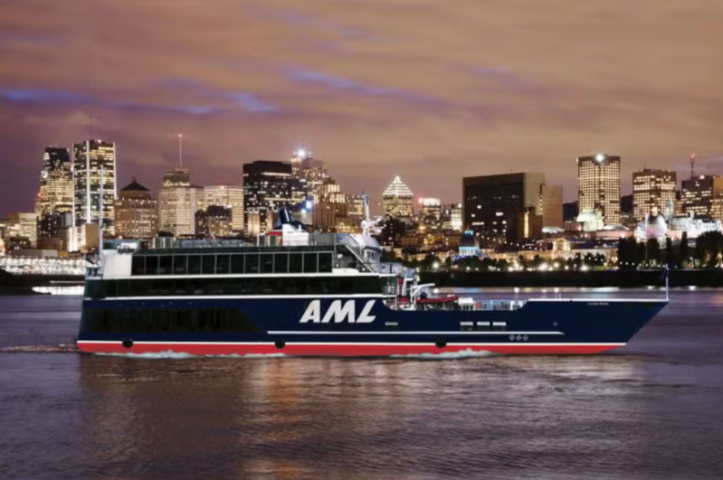 Barco ao longe mirando as luzes da cidade de Montreal.