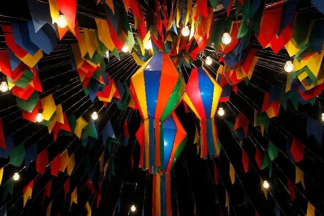 A Festa Junina de Itabira, em Minas Gerais, é uma celebração popular com diversas atrações, incluindo comidas típicas, brincadeiras, fogueira, pescaria e muito forró.