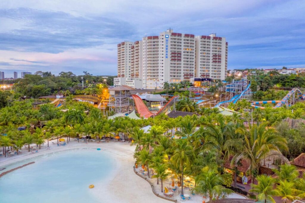 Hotel localizado literalmente ao lado do Thermas dos Laranjais, melhores destinos para viajar com os filhos.