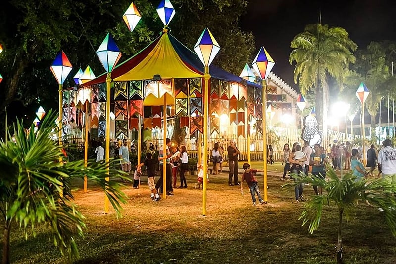 Recife junino, oferece uma variedade de comidas típicas juninas, como pamonha, quentão, bolo de milho e outros pratos típicos.