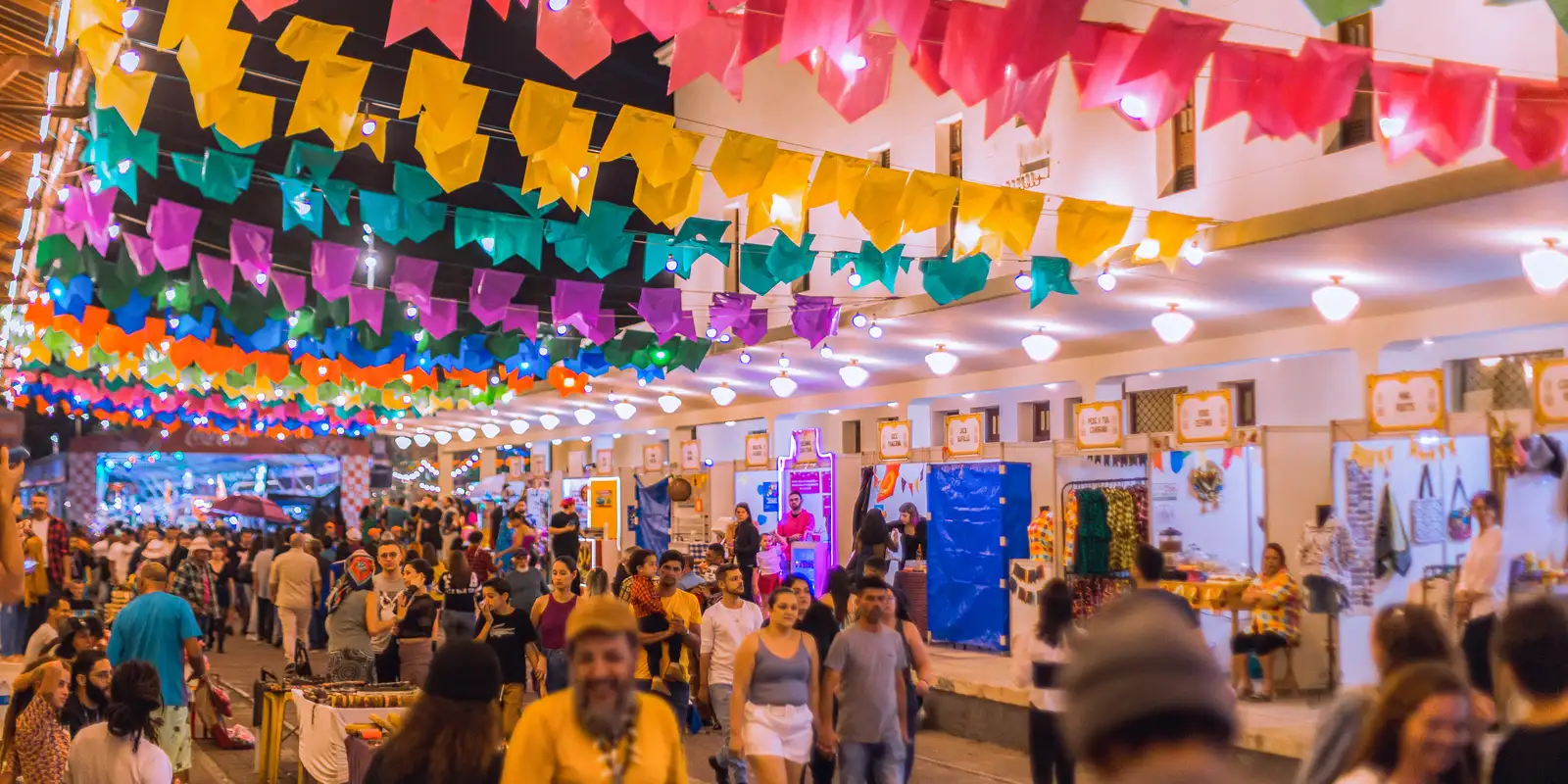 Rua cheia de bandeiras de festa junina durante São João em Caruaru