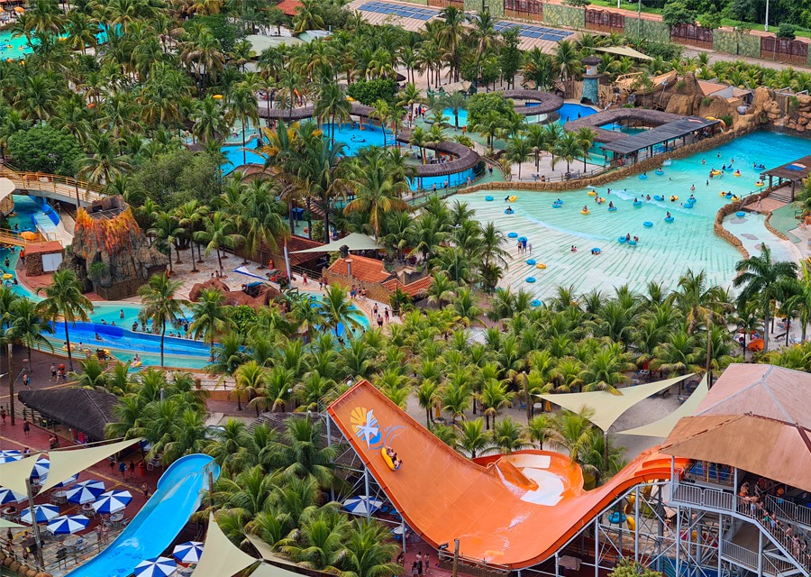 Com mais de 50 atrações, o parque é um verdadeiro paraíso para famílias que buscam diversão, melhores destinos para viajar com os filhos.