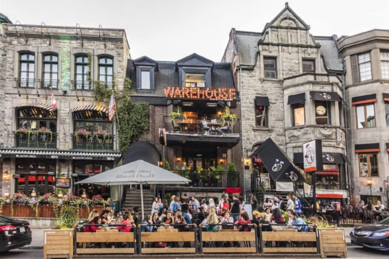 Vista dos restaurantes e bares pelas ruas de Montreal.