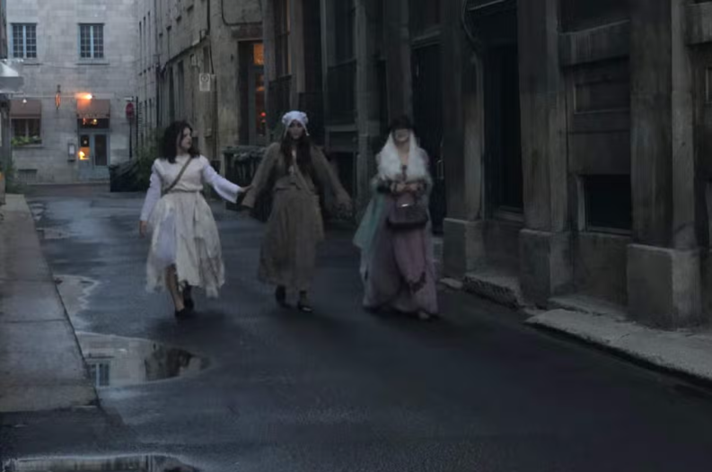 Pessoas fantasiadas de fantasma para o tour.