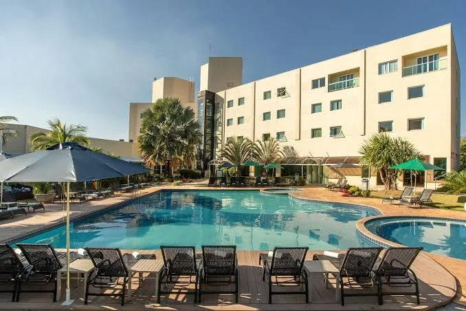 Hotel com cerca de 10 minutos dos parques e com fácil acesso pela Rodovia Anhanguera.