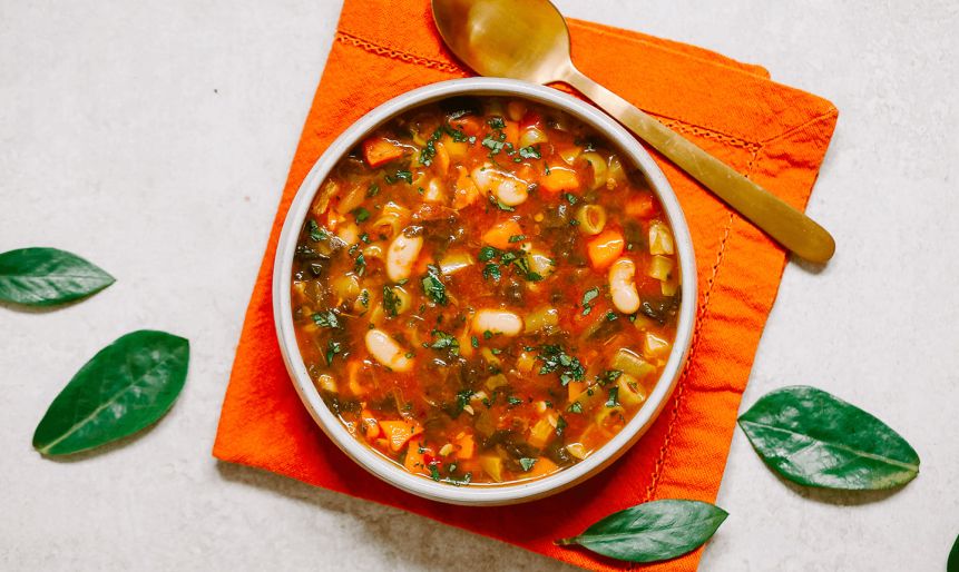 Nem só de massa vive a cozinha italiana. O minestrone é uma sopa típica do país europeu feita com molho de tomate, vagem, abobrinha, cenoura, espinafre e feijão branco. A combinação desses ingredientes é rica em vitaminas do complexo B e C, dando um up na imunidade - além de deixar o prato colorido e saboroso.