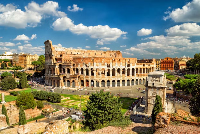 O Coliseu, o Fórum e o Palatino são os grandes vestígios da Roma imperial. Venha conhecê-los com este tour, que também inclui uma visita pela arena dos gladiadores do Coliseu. Todos os ingressos estão incluídos!