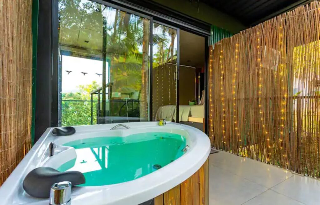 Studio Portinho com banheiro Jacuzzi em Ilhabela