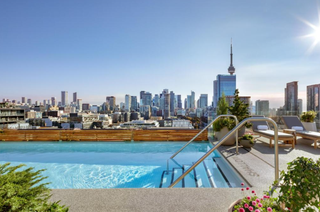 Piscina no terraço em hotel luxuoso no Canadá