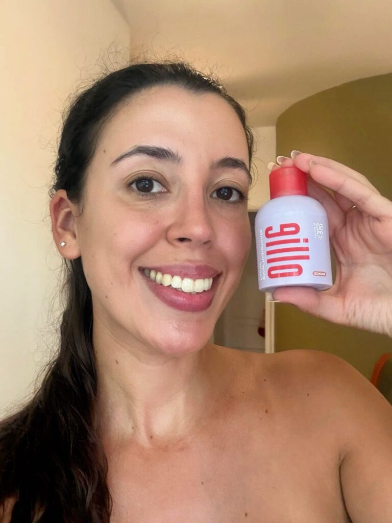 Glow Hidratante Facial Ollie FPS 50, com pele iluminada, hidratada e com acabamento natural.
