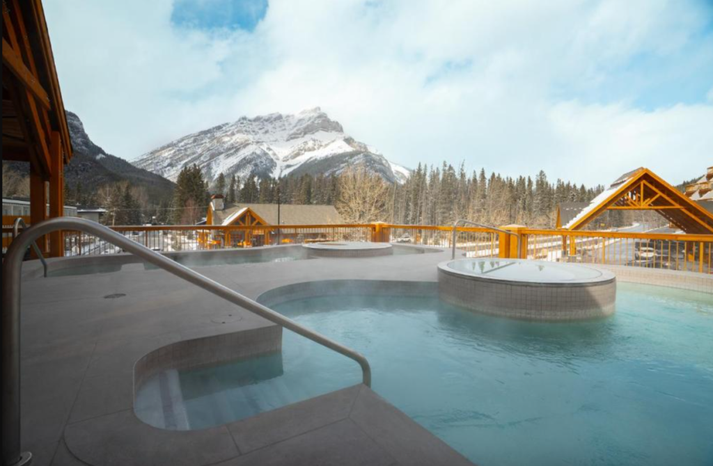 Hot&eacute;is em Banff no Canad&aacute; - melhores hospedagens com piscina aquecida nas montanhas