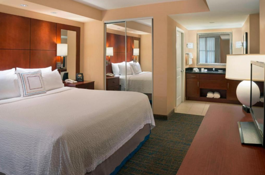 Quartos contam com estrutura completa em hotel na cidade de Toronto.