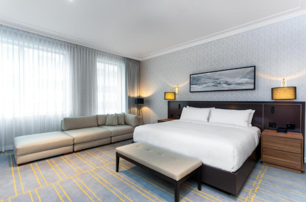 Hotel Sutton Place Hotel Toronto com excelente localização e quarto confortável no Canadá.