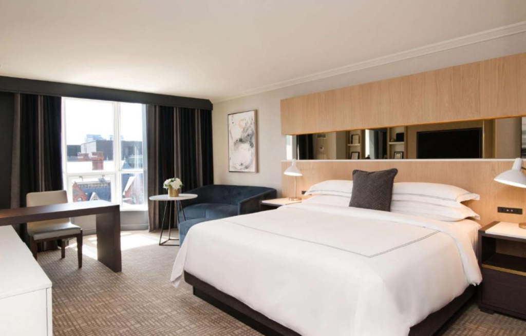 Excelente hotel rodeado por galerias de arte, restaurantes requintados e boutiques elegantes no bairro de Yorkville, em Toronto.