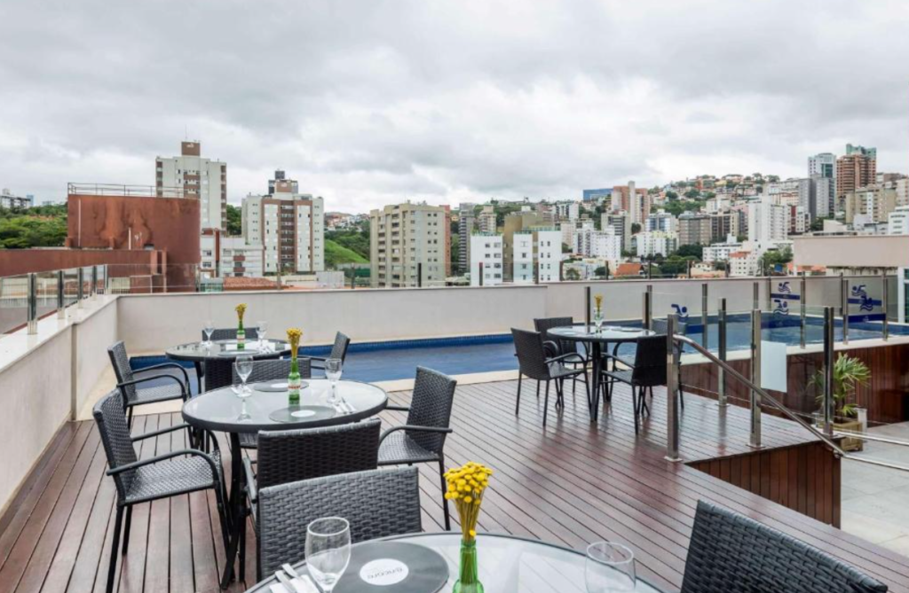 Hot&eacute;is rom&acirc;nticos com hidromassagem e piscina em Belo Horizonte