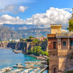 Esta excursão saindo de Nápoles é ideal para passar um dia idílico percorrendo a Costa Amalfitana e os seus povoados Patrimônio da Humanidade. Águas azul-turquesa, casas suspensas em penhascos e uma paisagem colorida esperam por você em Positano, Amalfi e Ravello.