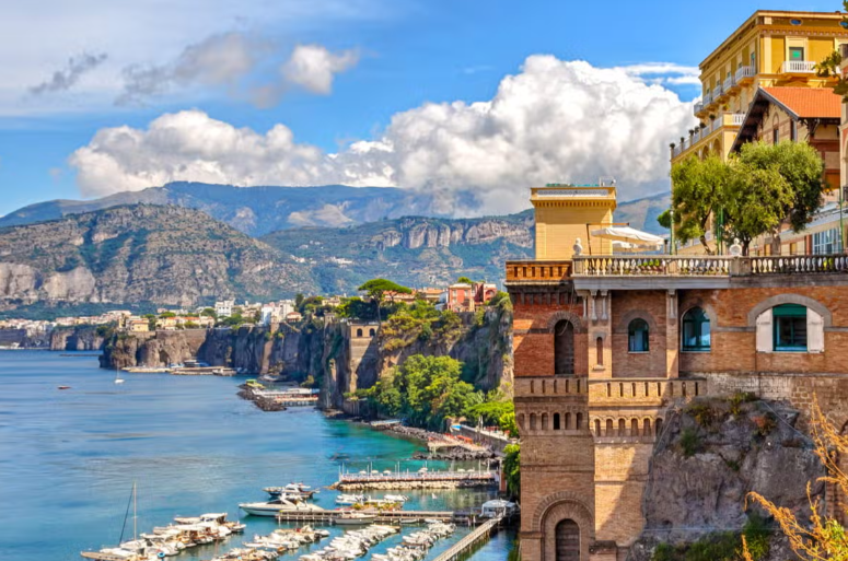 Esta excursão saindo de Nápoles é ideal para passar um dia idílico percorrendo a Costa Amalfitana e os seus povoados Patrimônio da Humanidade. Águas azul-turquesa, casas suspensas em penhascos e uma paisagem colorida esperam por você em Positano, Amalfi e Ravello.