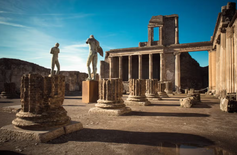 A ação da cinza e da lava petrificou os habitantes de Pompeia. Conheça essa história visitando a zona arqueológica da cidade nesta excursão, que inclui a subida ao Vesúvio.