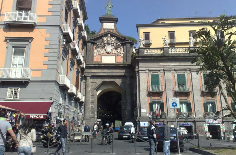 Permite descobrir a hist&oacute;ria da cidade e conhecer seus principais monumentos.