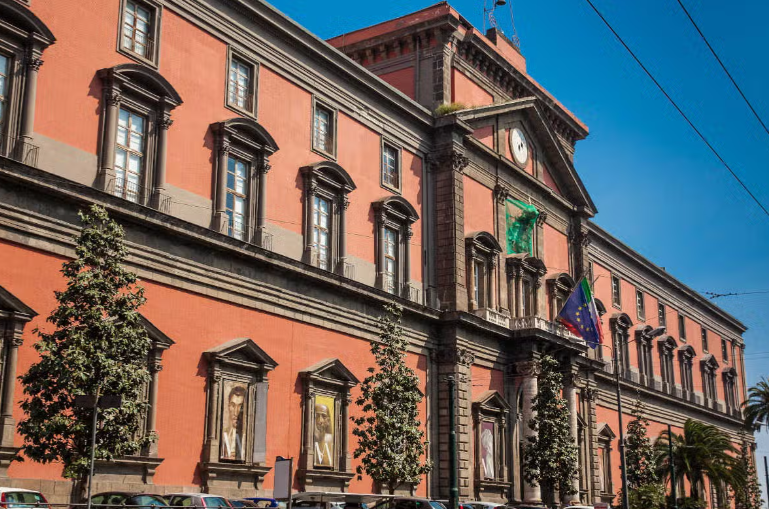 Se você curte história, não deixei de reservar seu ingresso do Museu Arqueológico Nacional. Neste lugar de visita obrigatória em Nápoles, você conhecerá uma ampla coleção de peças do Egito, Grécia, Pompeia, Herculano e de outros lugares fascinantes da Antiguidade Clássica.