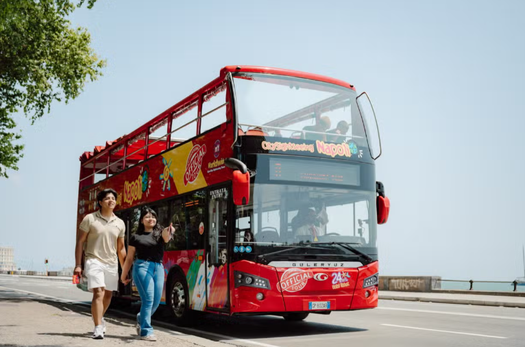 Explore o Golfo de Nápoles e conheça os contrastes da cidade de forma cômoda e prática a bordo do ônibus turístico. Você pode subir e descer em qualquer uma de suas paradas para explorar a cidade por conta própria.