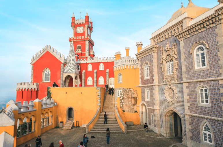 visite no seu ritmo essa fortaleza de Sintra que parece ter sa&iacute;do de um conto de fadas.