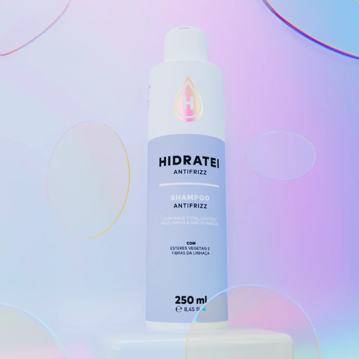 O Shampoo Antifrizz Hidratei limpa sem ressecar, ajudando a controlar o frizz e preparar os fios para o tratamento.