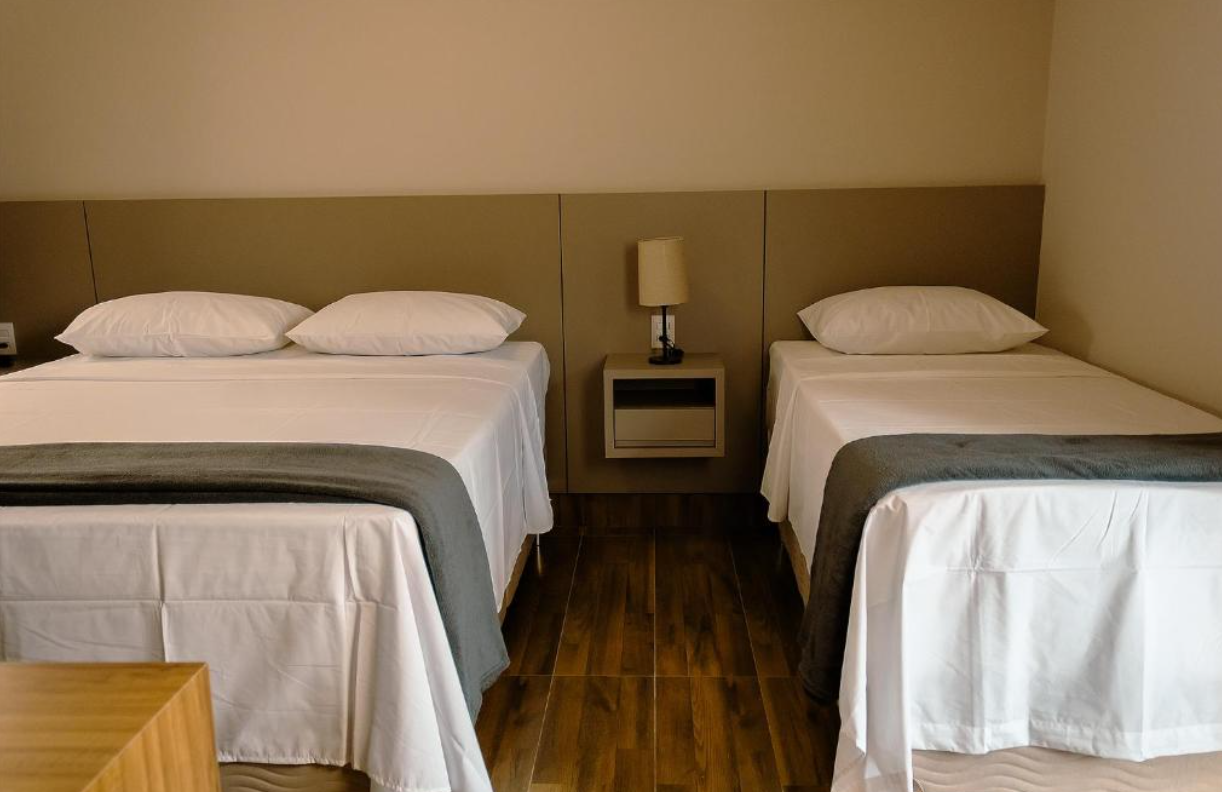 hospedagem pet friendly com vista privilegiada e quarto confort&aacute;vel. 