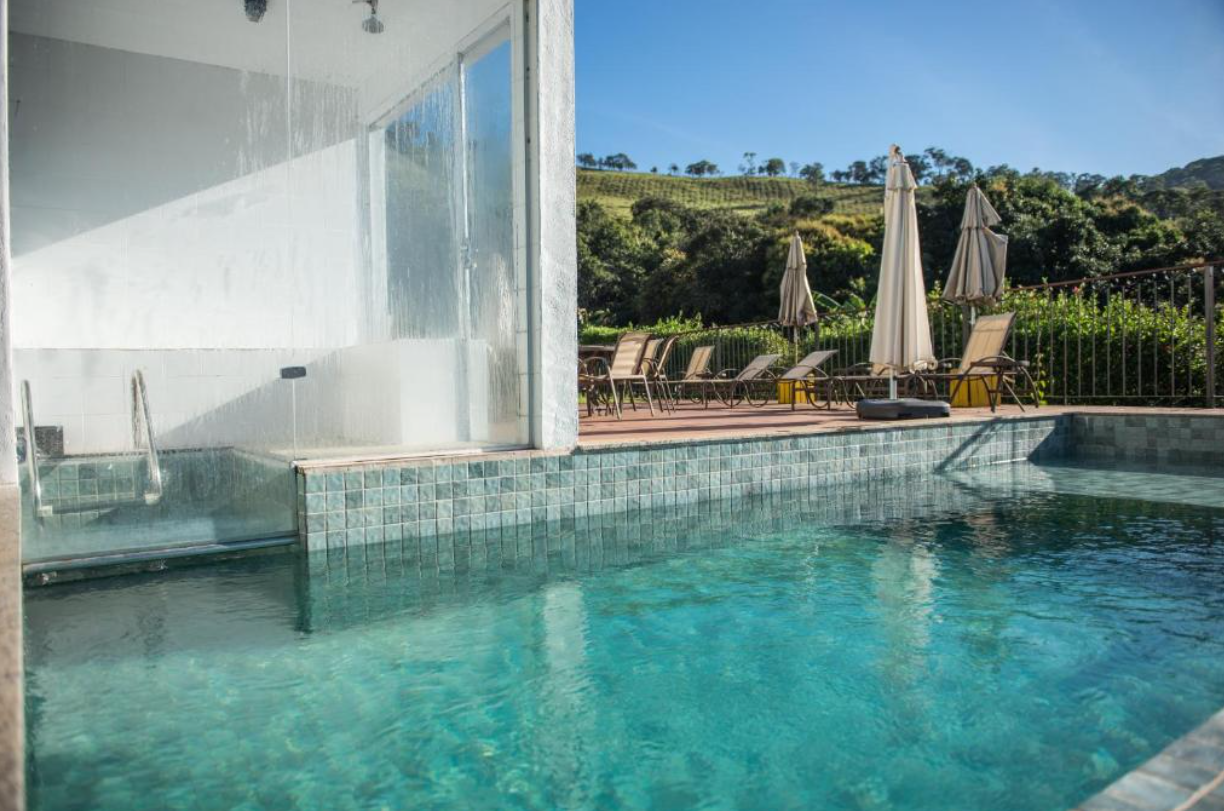 Pousada pet friendly em Capit&oacute;lio em meio a natureza com piscina