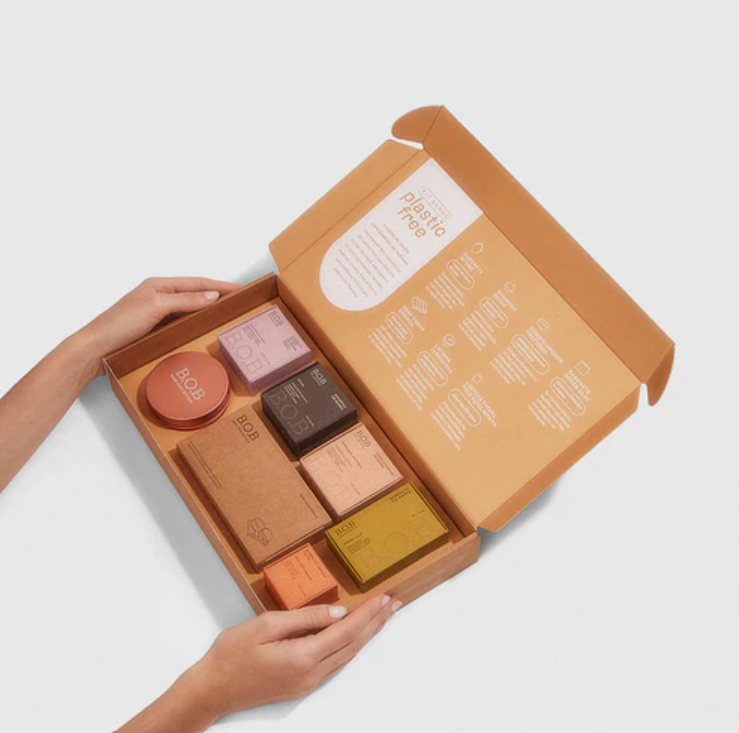 Kit Banho Plastic Free B.O.B: uma rotina de autocuidado mais sustentável com shampoo sólido, condicionador, sabonetes e acessórios que substituem embalagens plásticas sem abrir mão da alta performance. Use o cupom LIVIAPEREIRA10 e garanta 10% OFF na sua compra.