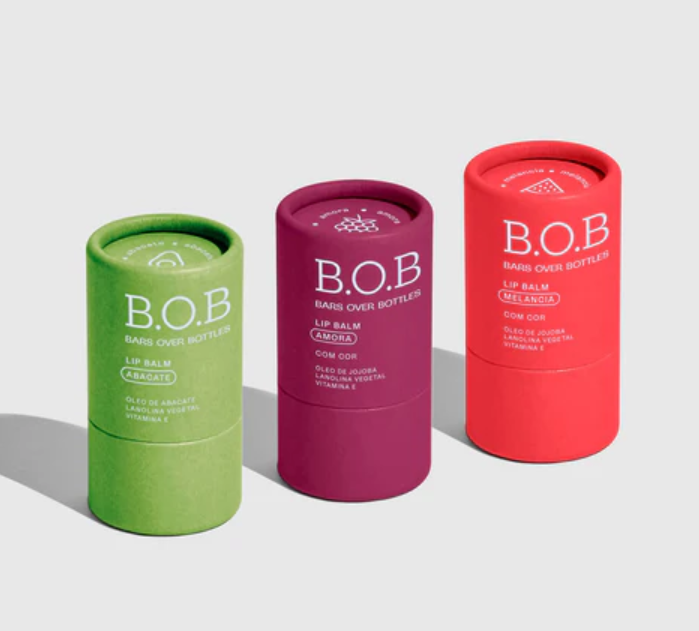 Trio Hidratantes Labiais B.O.B: balm labial reparador com ingredientes naturais que hidrata profundamente, deixa os lábios macios e ainda oferece opções com toque de cor para uma rotina de skincare e maquiagem mais prática. Use o cupom LIVIAPEREIRA10 e ganhe 10% OFF.